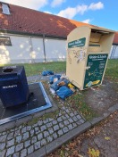 Foto: Müll am Standort des Glascontainers  