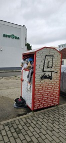 Foto: Überfüllten Altkleider Container  