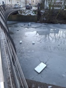 Foto: Sperrmüll im Jakobsgraben und neben der Brücke 