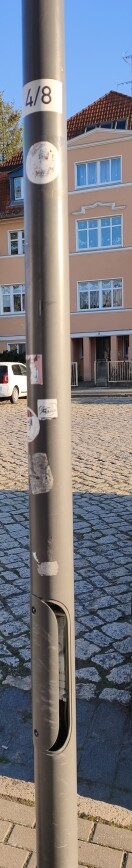 Foto: Gelöste Abdeckung - Zugang zur elektronischen Anlage  