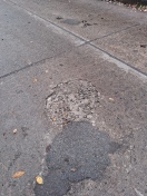 Foto: Eindringendes Wasser über Schlaglöcher Buhnenhausbrücke 