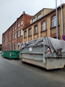 Foto: Müllcontainer behindern Verkehrsfluss 