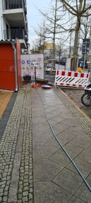 Foto: Schilder liegen im Straßengraben und fehlerhafte Wegesicherungspflicht durch Baustellenleitung  