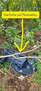 Foto: Unter anderem Teerfarbenreste. Andauernde und stetige Müllverseuchung  