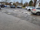Foto: Parkplatz mit Schlaglöcher  