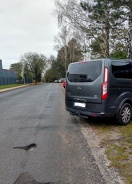 Foto: Löchern + schlecht geparktem Auto 