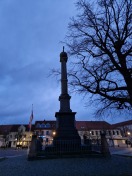 Foto: Eichenäste am Kriegerdenkmal 