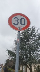 Foto: Aufkleber im 30-Schild 