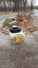 Foto: Dämmwolle-Rolle mit Autoreifen 