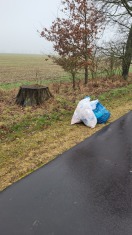 Foto: Abfallbeutel auf dem Radweg Wulkow-Nietwerder 