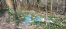 Foto: Mehrere Blaue Sacke und verstreuter Müll 