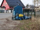 Foto: Müllablagerungen neben Spielplatz  