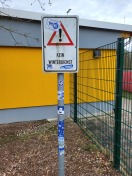 Foto: Schild am Eingang Sportplatz Bieselheide beklebt 