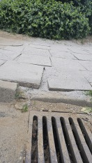 Foto: Schlecht verlegte Gehwegplatten 