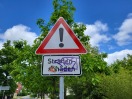 Foto: Straßenschild bemalt 