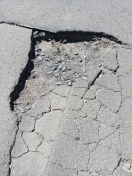 Foto: Schlagloch Straße Garagenkomplex 