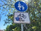 Foto: Verkehrsschild beklebt 