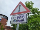 Foto: Straßenschild beklebt 