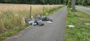 Foto: Abfall entsorgung auf Radweg  