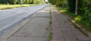 Foto: Glasscherben auf Geh und Radweg sowie Bundesstraße  