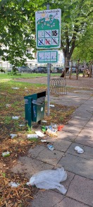 Foto: Überquellende Müllbehälter Kinderspielplatz  