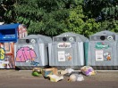 Foto: Müllablage am Glascontainer wächst 