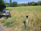 Foto: Schild neben Bank beschädigt  