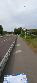 Foto: Vor Aral Tankstelle geh und Radweg verschmutzt  