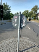 Foto: Verkehrsinsel Universitätsplatz: Zeichen &quot;Rechts vorbei&quot; versperrt Sicht 