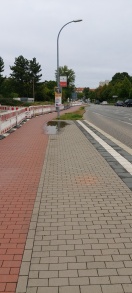 Foto: Pfützenbildung Bushaltestelle und vollständig gesperrten Gehweg Willi Sänger Straße  