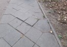 Foto: unbefestigte Fußwegplatten  