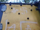 Foto: Nazischmierei an der Kletterwand  