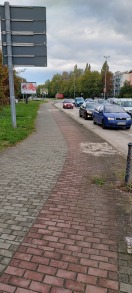 Foto: Seit Wochen Sand nicht vom Radweg Otto sidow Straße  