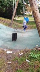 Foto: Müll auf dem Spielplatz, kaputte Schaukel 