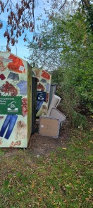 Foto: Wilde Mülldeponie hinter den Altkleiderboxen 