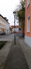 Foto: Laterne mittig auf dem Gehweg,- warum? 