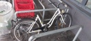 Foto: Schrott-Fahrrad blockiert seit Monaten Bügel  