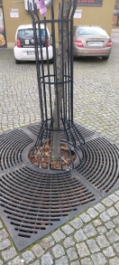 Foto: Mehrere Baumschutz Bügel bzw. Käfige kaputt gefahren  
