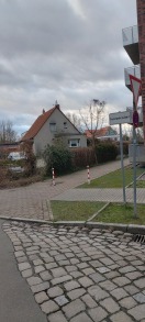 Foto: Bauaufsicht oder Ordnungsamt - Feuerwehrzufahrt unzureichend bzw. Richtlinienkonform beschildert  
