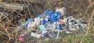 Foto: Weg neben den Bahnschienen. Von Dreska  Richung Hohenleipisch an der am Abzweig stehenden Gartenlaube. Wurde bereits  schon mal gemeldet. Nichts passiert. ☹️ 