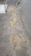 Foto: Defekter Gehweg nach Kabelverlegung 