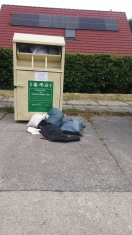 Foto: regelmäßig übervoller Kleidercontainer  