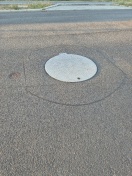 Foto: Deckel vom Schacht offen oder verbogen  