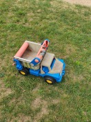 Foto: Auf Spielplatz kaputtes Spielzeug  