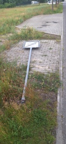 Foto: Liegendes Straßenschild 
