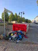 Foto: Müll an den Fahrradboxen am Bahnhof 