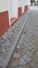 Foto: zunehmend sich lösende Pflastersteine  