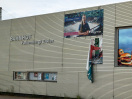 Foto: Plakat/Werbebanner stadtseitig am Bahnhofsmehrzweckgebäude 