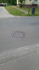 Foto: Abwasserschachtdeckel auf der Straße  