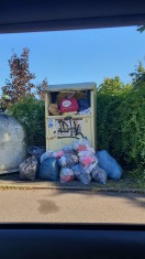 Foto: Überfüllten Kleidercontainer  